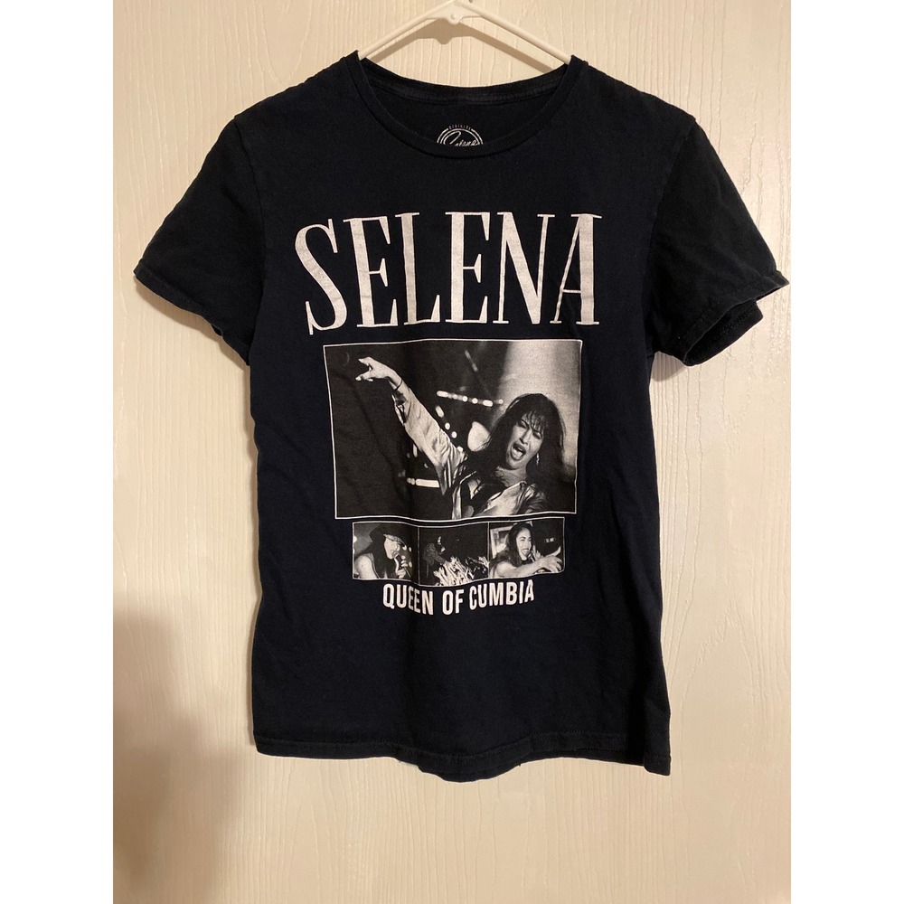 Selena Quintanilla Queen of Cumbia Graphic Tee Black S Official Merchandise
0734